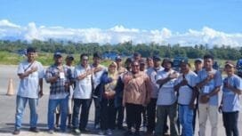 Ketua KPU Papua Tengah, Jenifer Darling Tabuni berfoto bersama di Hanggar Bandara Mozes Kilangin Sisi Selatan.