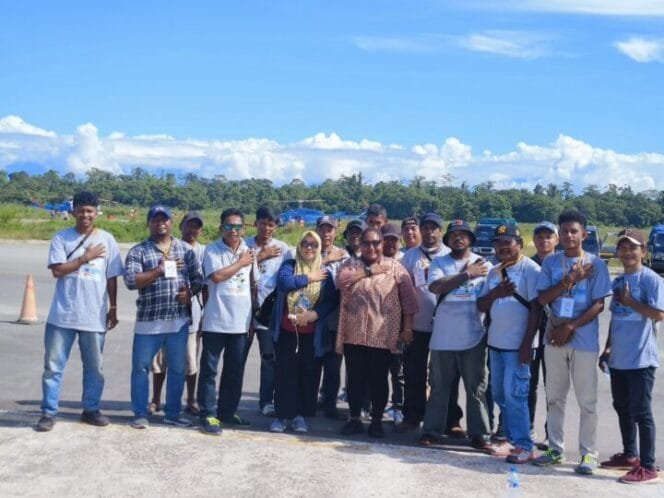 
Ketua KPU Papua Tengah, Jenifer Darling Tabuni berfoto bersama di Hanggar Bandara Mozes Kilangin Sisi Selatan.
