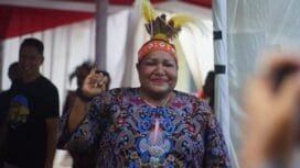 Ketua KPU Papua Tengah, Jennifer Darling Tabuni saat menunjukan jari kelingking yang sudah tertanda tinta. (Foto: Kristin Rejang)