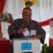 Ketua KPU Provinsi Papua Tengah, Jennifer Darling Tabuni saat memasukan surat suara ke dalam kotak suara. (Foto: Kristin Rejang)