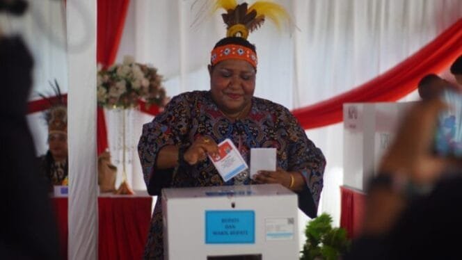 
Ketua KPU Provinsi Papua Tengah, Jennifer Darling Tabuni saat memasukan surat suara ke dalam kotak suara. (Foto: Kristin Rejang)
