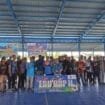 Calon Wakil Bupati Kabupaten Mimika, Yusuf Rombe bersama istri dan tim berfoto bersama para peserta Futsal Super EBU CUP. 