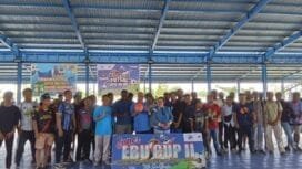 Calon Wakil Bupati Kabupaten Mimika, Yusuf Rombe bersama istri dan tim berfoto bersama para peserta Futsal Super EBU CUP. 
