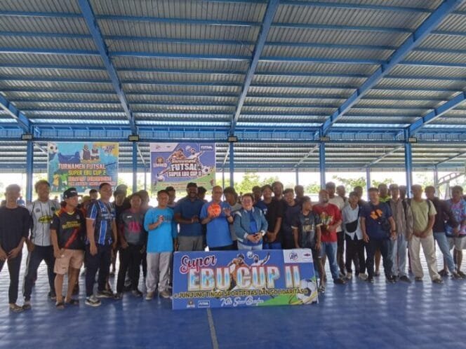 
Calon Wakil Bupati Kabupaten Mimika, Yusuf Rombe bersama istri dan tim berfoto bersama para peserta Futsal Super EBU CUP. 