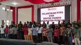 Suasana foto bersama dalam kegiatan pelantikan PTPS Kabupaten Puncak.