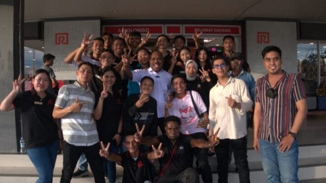 
Calon Bupati Kabupaten Mimika, Maximus Tipagau saat berfoto bersama anak-anak muda di Mimika. 