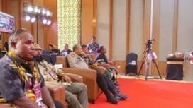Tampak Ketua Bawaslu dan Koordiv SDMO, Yorince Wanimbo (ujung kanan) bersama Komisioner lainnya dan jajaran Forkopimda saat menyaksikan jalannya Debat Kandidat pertama Kabupaten Puncak. (Foto: Kristin Rejang)