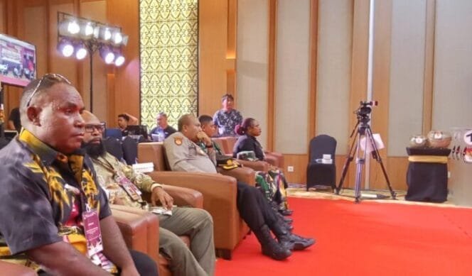
Tampak Ketua Bawaslu dan Koordiv SDMO, Yorince Wanimbo (ujung kanan) bersama Komisioner lainnya dan jajaran Forkopimda saat menyaksikan jalannya Debat Kandidat pertama Kabupaten Puncak. (Foto: Kristin Rejang)