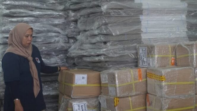 
Seorang staff KPU sedang menghitung jumlah Koli surat suara Pilgub Papua Tengah. (Foto: Kristina Rejang/Sasagupapua.com)