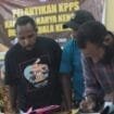 Seorang petugas PKD sedang menandatangani berita acara pelantikan KPPS. (Foto: Kristina Rejang)