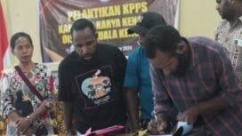 Seorang petugas PKD sedang menandatangani berita acara pelantikan KPPS. (Foto: Kristina Rejang)