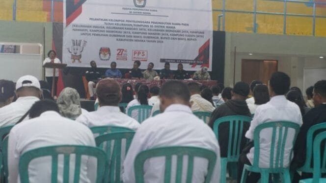 
Suasana Pelantikan KPPS Distrik Wania yang dilaksanakan di GOR Futsal Timika, Kamis (7/11/2024). (Foto: Edwin Rumanasen)