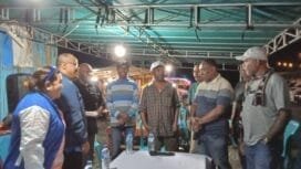 Calon Wakil Bupati Mimika, Yusuf Rombe dan istri saat berkunjung ke Posko Peduli Erupsi Gunung Lewotobi dan bertemu dengan Ketua Kerukunan Flobamora, Marthen Moru bersama pengurus lainnya. 