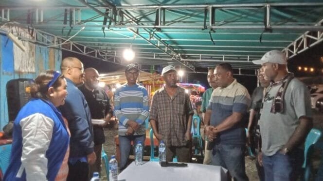 
Calon Wakil Bupati Mimika, Yusuf Rombe dan istri saat berkunjung ke Posko Peduli Erupsi Gunung Lewotobi dan bertemu dengan Ketua Kerukunan Flobamora, Marthen Moru bersama pengurus lainnya. 