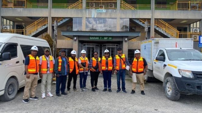 
Para Komisioner KPU Mimika saat melakukan monitoring di wilayah Freeport. 