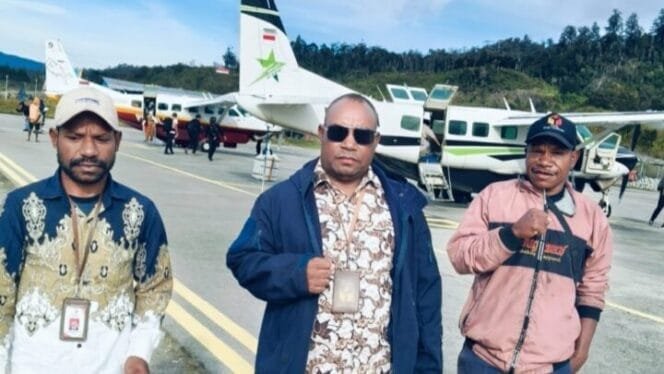 
Pihak Bawaslu saat berada di Bandara Amengkaru, Puncak untuk mengawasi kedatangan logistik. 