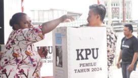 Delima Murib saat mengisi surat suara ke dalam kotak. (Foto: Kristin Rejang)