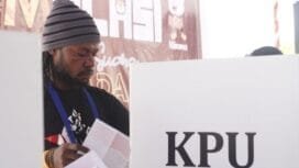 Seorang warga saat berada didalam bilik suara untuk melakukan pemilihan (foto: Kristina Rejang)