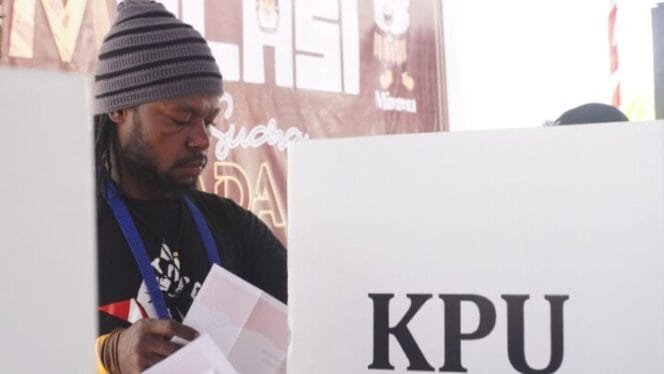 
Seorang warga saat berada didalam bilik suara untuk melakukan pemilihan (foto: Kristina Rejang)