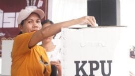 Seorang warga saat mengisi surat suara ke dalam kotak suara dalam momen simulasi Tungsura (foto: Kristin Rejang)