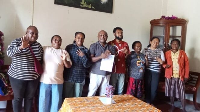 
Keluarga Almarhum Ausilius You berfoto bersama usai melaksanakan konferensi pers. (Foto: Kristin Rejang)
