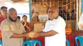 Calon Wakil Bupati Kabupaten Mimika, Emanuel Kemong saat memberikan bantuan kepada perwakilan pengurus Flobamora. 