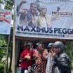 Calon Bupati Mimika, Maximus Tipagau saat bertemu warga dengan menggunakan motor. 