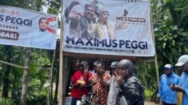 Calon Bupati Mimika, Maximus Tipagau saat bertemu warga dengan menggunakan motor. 