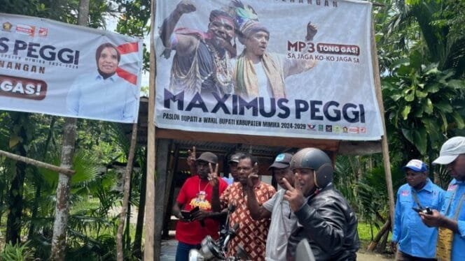 
Calon Bupati Mimika, Maximus Tipagau saat bertemu warga dengan menggunakan motor. 