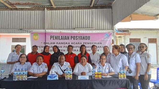 
Momen foto bersama dalam kegiatan penilaian Posyandu di Wanagon. 