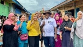 Calon Bupati Mimika, Maximus Tipagau berfoto bersama masyarakat. (Foto: Sasagupapua.com)