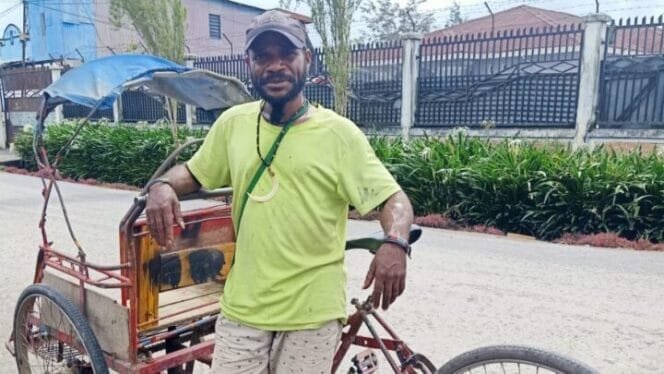 
Markus Yelimaken saat menarik becak di Jalan Hom-Hom Kita Wamena. 
