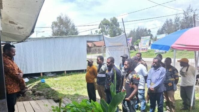 
Korsek Bawaslu Kabupaten Puncak, Joni Wanimbo saat memberikan pengarahan kepada para Pandis. 