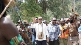 Calon Bupati dan Wakil Bupati Mimika, Alexsander Omaleng-Yusuf Rombe bersama masyarakat Banti. (Foto: TIM Media AIYE)