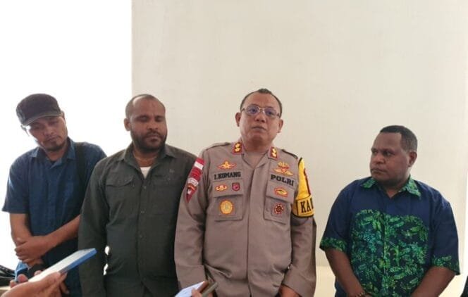 
Kapolres Mimika bersama komisioner KPU Mimika dan Bawaslu serta perwakilan dari Pemda Mimika saat emberikan keterangan pers kepada awak media. 