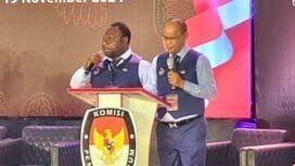 Pasangan Calon Bupati dan Wakil Bupati Mimika, Alexsander Omaleng-Yusuf Rombe saat tampil di debat kedua.