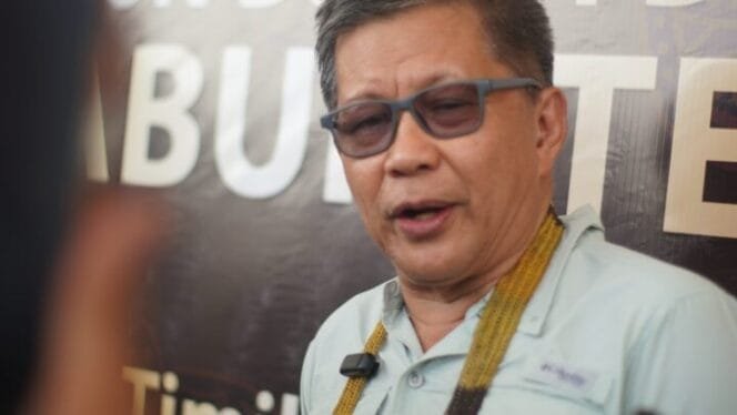 
Rocky Gerung ketika diwawancarai awak media usai menyaksikan debat kandidat kedua di Timika. 