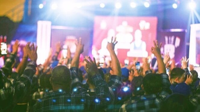 
Para pendukung mengangkat tangan dan menunjukan tiga jari saat berada di ruang debat sebagai ekspresi dukungan kepada pasangan AIYE. (Sasagupapua.com)