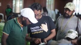 KPPS sedang diajar cara menggunakan aplikasi SIREKAP melalui HP Android. (Foto: Kristin Rejang)