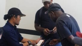 Komisioner KPU Mimika Divisi Data dan Informasi, Budiono Muchie saat sedang menerangkan kepada peserta soal SIREKAP. (Foto: Kristin Rejang)