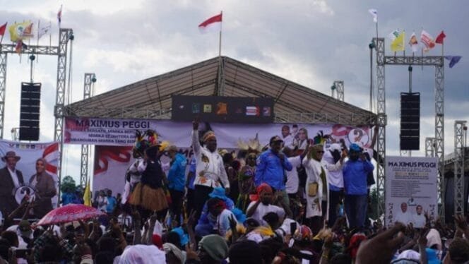 
Suasana dalam kampanye Akbar pasangan calon Bupati dan Wakil Bupati Kabupaten Mimika, Maximus Tipagau-Peggi Patricia Pattipi. (Foto: Edwin Rumanasen)