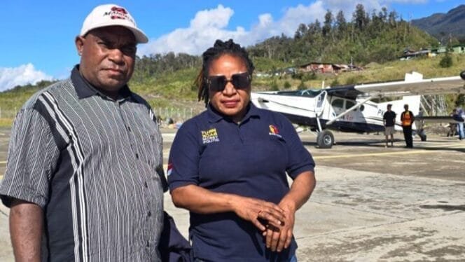 
Ketua Bawaslu Kabupaten Puncak, Yorince Wanimbo dan Koordiv Hukum, Pengawasan, Pencegahan, Partisipasi Hubungan Masyarakat (HP2HM), Fredi Wandikbo saat berada di Bandara untuk mengawasi proses distribusi logistik. 