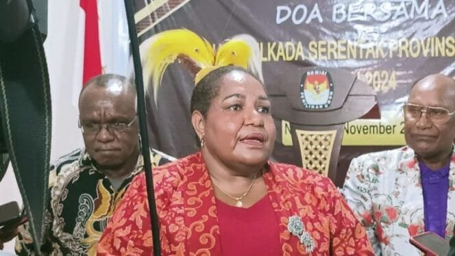 
Ketua KPU Provinsi Papua Tengah, Jenifer Darling Tabuni didampingi pihak FKUB saat memberikan keterangan pers. (Foto: Edwin Rumanasen)