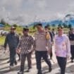 Pemantauan kelanjutan distribusi logistik, PPD, Pandis dan Apkam ke Distrik Beoga oleh Pj.
Bupati didampingi Sekretaris Daerah, Dandim 1717/Puncak , Kapolres Puncak, Ketua KPU
Puncak dan Ketua Bawaslu Puncak.