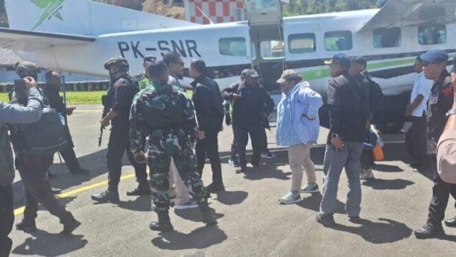 
Rombongan saat berada di Bandara menuju ke Paniai 