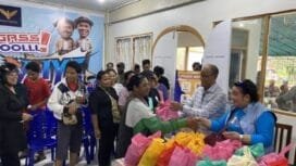 Calon Wakil Bupati Mimika, Yusuf Rombe bersama istri saat menggelar pasar murah. (Foto: TIM Media AIYE)