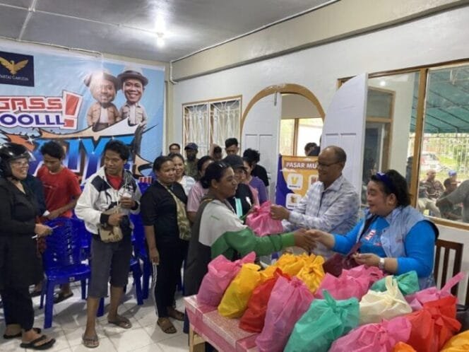 
Calon Wakil Bupati Mimika, Yusuf Rombe bersama istri saat menggelar pasar murah. (Foto: TIM Media AIYE)