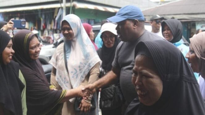 
Maximus Tipagau, mengunjungi Posko Kerukunan Keluarga Sulawesi Tenggara (KKST) di Jalan Bougenville, Timika. (Foto: Istimewa)