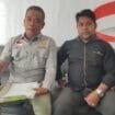 Tim kuasa hukum Paslon nomor Urut 2, Maximus Tipagau dan Peggi Patrisia Pattipi melaporkan akun media sosial yang menyebar berita bohong alias hoaks kepada Pihak Bawaslu Mimika. (Foto: Istimewa)