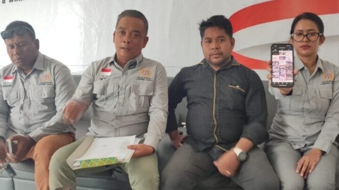 
Tim kuasa hukum  Paslon nomor Urut 2, Maximus Tipagau dan Peggi Patrisia Pattipi melaporkan akun media sosial yang menyebar berita bohong alias hoaks kepada Pihak Bawaslu Mimika. (Foto: Istimewa)